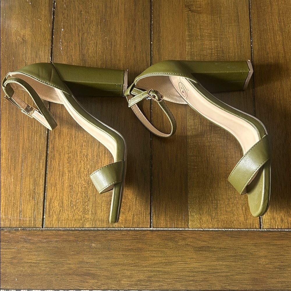 Delicious brand olive green ankle strap block heel sandals size 6.5 - Picture 2 of 6